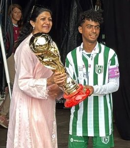 سفیر پاکستان محترمہ سعدیہ الطاف قاضی، پاکستان بیٹر فیوچر کے کپتان کو جیت کی ٹرافی پیش کرتے ہوئے